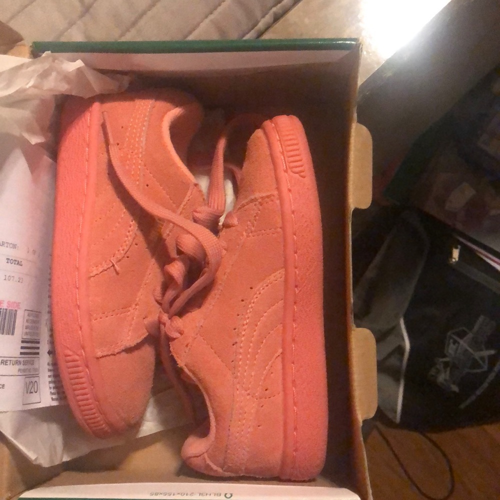 Girls suede pumas